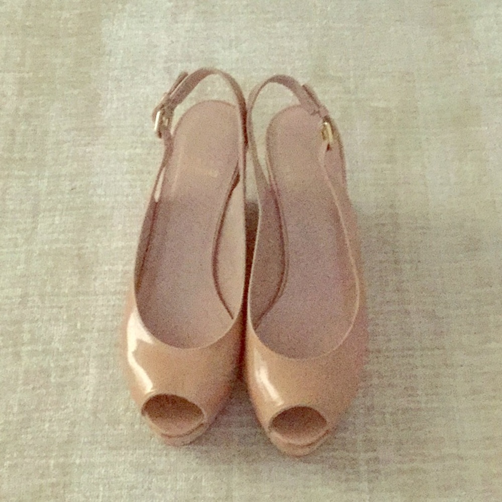 Stuart Weitzman nude patent wedge